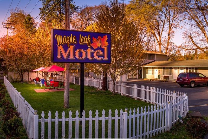 Maple Leaf Motel Shady Cove ภายนอก รูปภาพ