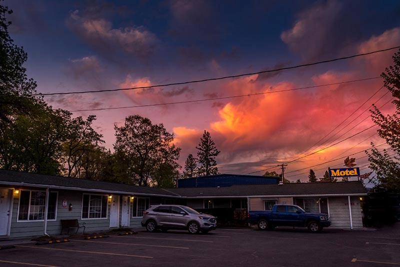 Maple Leaf Motel Shady Cove ภายนอก รูปภาพ